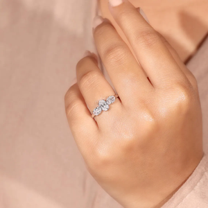 Bague classique à trois pierres en diamant de laboratoire, diamant ovale certifié, or 14K ou 18K, pour fiançailles ou anniversaire - Product Image 2