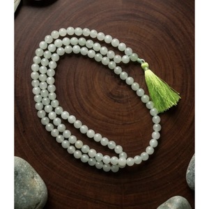 Bracelet Mala Spirituel en Aventurine Verte Fait Main / Collier en Cristal - Vente en Gros de Jaipur, Inde - Product Image 1