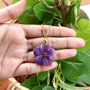 Collier fleur éclatante en lépidolite sculpté à la main, pendentif en pierre précieuse avec accent émeraude CZ, chaîne plaquée or – Vente chaude - Product Image 4