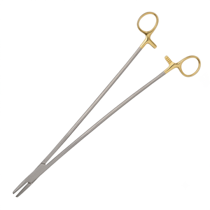 Porte-aiguille chirurgical manuel à long manche avec anneaux de maintien plaqués or, partie d'un ensemble d'instruments - Product Image 1