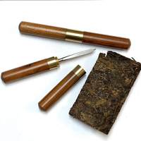 Couteau à thé traditionnel en métal avec lame en acier damas et manche en anneau doré