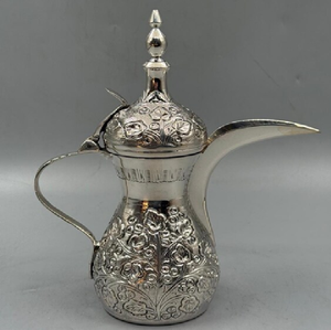 Dallah arabe vintage en métal gravé, avec une base hexagonale unique, disponible à prix de gros, pour les collectionneurs d'objets anciens. - Product Image 4