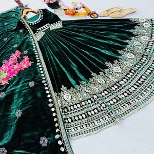 Vestido de terciopelo pesado bordado de diseñador VASTRA COTTAGE con dupatta de terciopelo a juego, vestido de fiesta y boda para mujer - Product Image 6