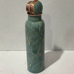 Botella de agua de cobre de estilo atemporal que combina funcionalidad, elegancia y beneficios tradicionales para la salud. - Product Image 1