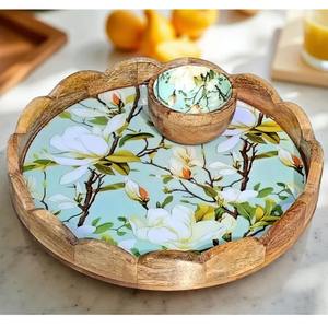Plateau décoratif de luxe en bois de manguier rond, à bords festonnés, avec motif floral magnolia émaillé, pour servir en cuisine, provenant d'Inde - Product Image 6