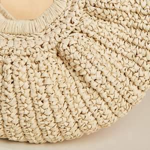 Transformez vos tenues élégantes avec ce sac en fil naturel stylé, au design artistique et à la forme incurvée, avec une poignée solide. - Product Image 5