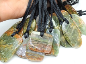 Pendentif en quartz naturel, pierre précieuse polie et lisse, forme fantaisie, fait main, pierre brute 40-50MM, sans placage - Product Image 4