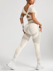 Ensemble de sport deux pièces sans coutures : Crop top à col rond et bretelles larges, et Legging de compression pour la course à effet push-up fessier - Product Image 3