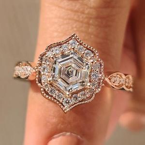 Anillo de compromiso vintage con halo de diamantes hexagonales en oro rosa, anillo con halo de diamantes redondos, anillo nupcial fino inspirado en motivos florales antiguos - Product Image 1