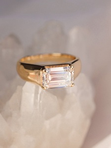 Bague de fiançailles solitaire en diamant émeraude de 1,5 carat cultivé en laboratoire, or massif 14 carats certifié IGI - Product Image 3