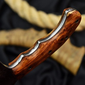 Couteau de chasse et de camping Nordic Forge 1095 en acier, modèle Tracker, avec étui, fabrication artisanale, lame pleine longueur, manche en bois de rose - Product Image 6