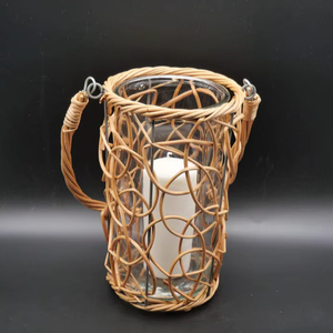 Porte-bougie en métal fait main avec poignée, pot en verre et lanterne en rotin pour la décoration intérieure et extérieure, ainsi que des lanternes en bois - Product Image 1