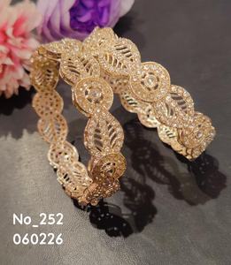 Juego de Brazaletes Versátiles de Estilo Étnico Retro con Textura Geométrica de Aleación de Cobre para Mujer, Diseño Colorido y Moderno con Engaste de Bisel KVM - Product Image 4