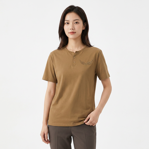 T-shirt Henley à manches courtes pour homme, couleur marron, avec logo d'aile en relief, coupe décontractée, tissu tricoté - Product Image 5