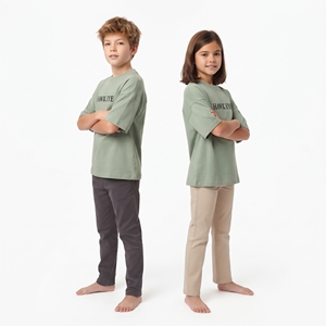 T-shirt unisexe pour enfants, personnalisé avec logo brodé, 100 % coton jersey, manches courtes, coupe décontractée, épaules tombantes - Product Image 5