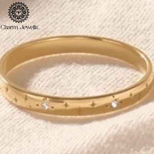 แหวนหมั้น Charm_Jewells ชุบทอง 18K เงินแท้ประดับโมอิสซาไนต์ ดีไซน์เรียบหรู รูปดาว ประดับเพชรแบบหนามเตย - Product Image 4