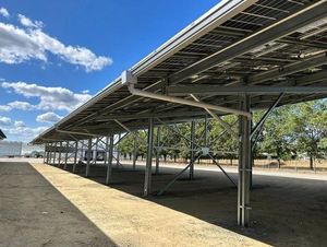 Système de structure de carport solaire en acier galvanisé à chaud industriel, résistant au vent (60 m/s) et à la neige (1,5 KN/m²) pour l'ombrage des voitures et des panneaux solaires - Product Image 1
