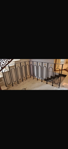 Vente en gros de balustres contemporains en fer noir et or avec design en laiton pour escaliers résidentiels et commerciaux de luxe - Product Image 5