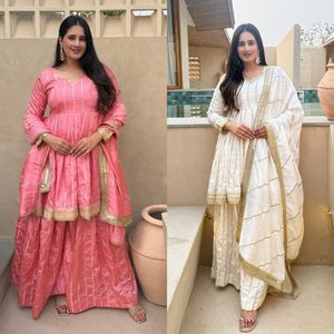 Conjunto de traje Sharara de seda Vichitra tradicional para mujer con bordado elaborado y dupatta con borde de encaje, precio al por mayor por Royal Export - Product Image 4