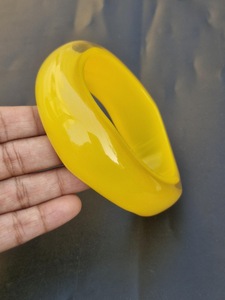 Bracelet rond en résine jaune, bijoux artisanaux de forme circulaire faits à la main - Product Image 4