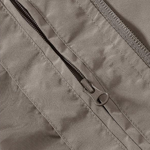 Chaqueta Bomber de Satén Personalizada OEM para Hombre, con Detalle Minimalista en los Hombros, Cierre Frontal con Cremallera, Forro Transpirable de Bambú, Chaqueta de Invierno - Product Image 6