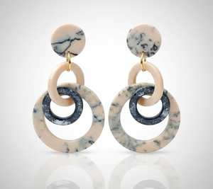 Boucles d'oreilles créoles élégantes les plus vendues pour femmes, idéales pour le quotidien, les fêtes, les anniversaires et les mariages. Disponibles à prix export. - Product Image 1