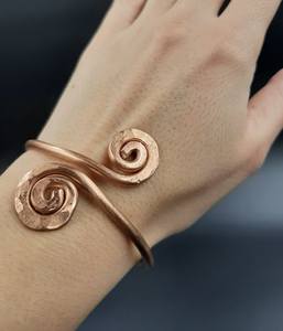 Pulsera de Cobre Trenzado Hecha a Mano, Joyería Metálica de Lujo, Diseño Exquisito, Regalo Promocional Novedoso - Product Image 4