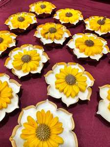 Bougie créative en forme de tournesol avec support en céramique à pétales dorés - Product Image 4