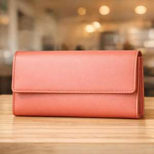 Esta bolsa hobo fruncida color café es un accesorio elegante adecuado para el uso diario. - Product Image 4