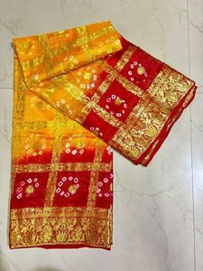 Sari de Seda Artística Rajasthani de Diseño, Sari Bandhani Hecho a Mano con Estampado Bandhani, con Pallu y Borde Elegantes - Product Image 3
