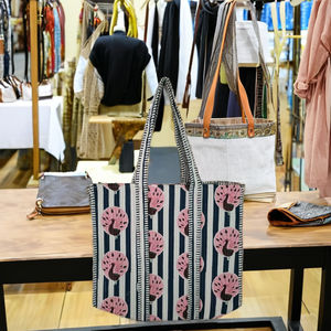 Sac fourre-tout à bandoulière grand format en coton matelassé indien fait main avec fermeture éclair, mode féminine, vente en gros - Product Image 4