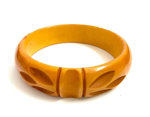 Brazalete de resina multicolor hecho a mano, joyería fina y robusta de Crescent Crafts - Product Image 1