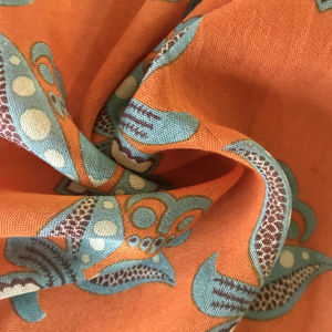 ผ้าฝ้ายพิมพ์ลายด้วยมือ – พื้นสีส้มสดใส พิมพ์ลายดอกไม้สีฟ้าอมเขียว ลายพิมพ์แบบดั้งเดิมของอินเดีย - Product Image 1