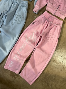 Ensemble survêtement unisexe personnalisé avec sweat à capuche double superposé effet vieilli et pantalon de survêtement large à imprimé en relief - Product Image 2