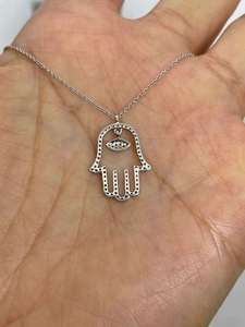 Collar con Colgante de Mano de Hamsa de Plata 925 con Moissanita de Luxira Jewels, Chapado en Rodio Vintage, Joyería Unisex para Regalo - Product Image 2