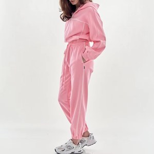 Ensemble de sport pour femme personnalisé : sweat à capuche court ample et pantalon de survêtement large – Survêtement de gym rouge confortable et élégant pour femme - Product Image 6