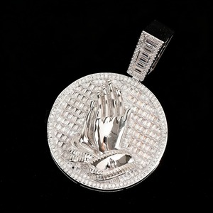 Pendentif Mains en Prière en Moissanite Iced Out, Argent 925, Breloques Religieuses, Design Croix, Coupe Baguette, Sertissage Canal, Collier Pendentif - Product Image 3
