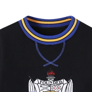 เสื้อสเวตเชิ้ตคอกลม Sigma Gamma Rho ลายปักสีดำ ผ้าเชนิลล์ มีกระเป๋า  ผ้าฟลีซอุ่นสบาย แขนยาว สวมใส่สบายๆ  รับผลิตตามแบบ OEM ODM - Product Image 4
