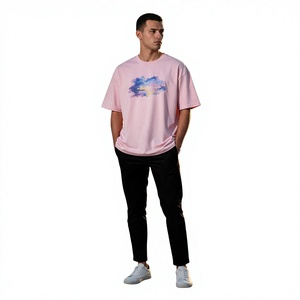 T-shirt rose à col rond et manches courtes pour homme avec motif nuage peint à la main, coupe décontractée en jersey - Product Image 6