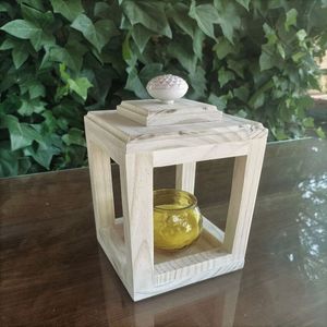 Farol de madera de estilo heredado, creado para enriquecer rincones acogedores con luz relajante y un estilo decorativo auténtico. - Product Image 1