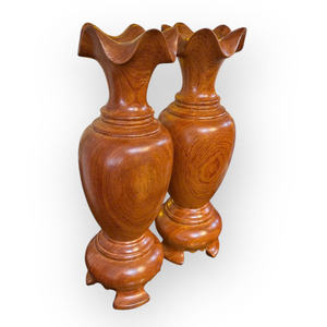 Un par de jarrones decorativos sencillos hechos de madera aromática, perfectos para exhibir y decorar. - Product Image 4