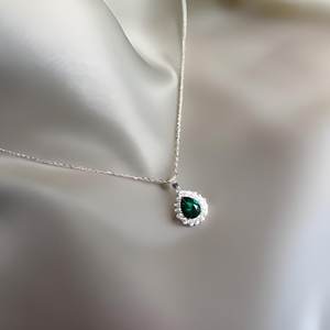Pendentif en argent sterling avec émeraude en forme de goutte, serti de halo de zircons cubiques, bijoux en pierres précieuses faits à la main pour femmes et enfants, vente en gros - Product Image 2