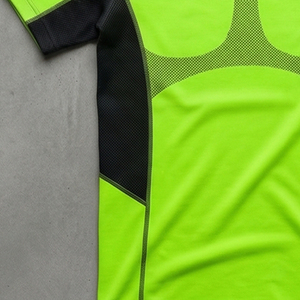 เสื้อยืดโยคะผู้ชายราคาโรงงาน ผ้าถักผสมสแปนเด็กซ์/โพลีเอสเตอร์ แห้งเร็ว ระบายอากาศดี เป็นมิตรกับสิ่งแวดล้อม เหมาะสำหรับโยคะและฟิตเนส - Product Image 2