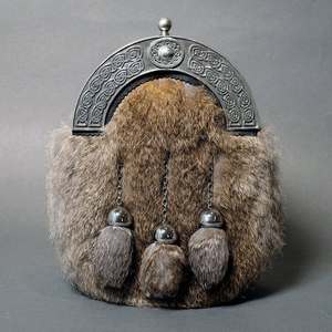 Bolso de mano de piel negra con borlas y marco de filigrana plateada, estilo Sporran de conejo, con tartán escocés, accesorio formal de invierno de metal - Product Image 5