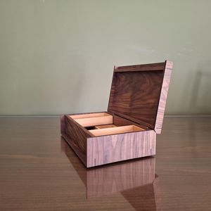 Boîte de rangement rectangulaire en bois de couleur moderne, fabriquée à la main avec un design gravé et une fermeture magnétique - Product Image 5