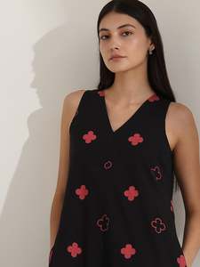 Robe midi sans manches noire avec broderie rouge à motif géométrique, col rond, silhouette droite, tenue décontractée quotidienne, 100% coton tissé - Product Image 2