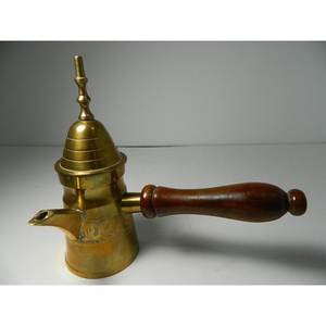 Cafetera Turca Antigua de Latón con Asa de Madera, Servidor de Café Vintage con Patas de Trípode - Product Image 4