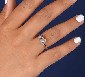 Bague Toi et Moi en Diamant de Laboratoire Poire et Princess de 1,70 carat, Or Jaune 14K Plaqué Rhodium, VVS2 F Certifié IGI, Vente en Gros - Product Image 5