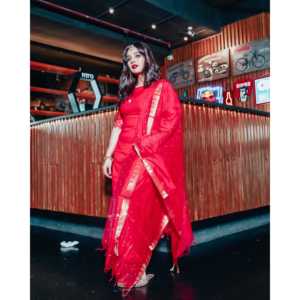 Ensemble de costume pour femme en mousseline de rayonne rouge taille XS, lumineux et élégant - Product Image 3