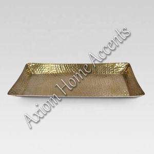 Bandeja de latón artesanal para celebraciones navideñas, perfecta para servir aperitivos con un acabado elegante de Axiom Home Accents - Product Image 2